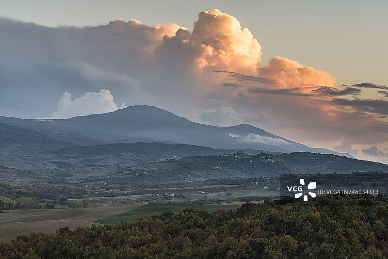 意大利托斯卡纳圣奎里科多尔恰的傍晚景观与火红的云彩图片素材