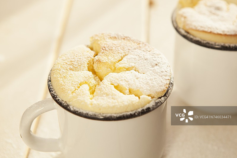 搪瓷杯中的柠檬舒芙蕾图片素材