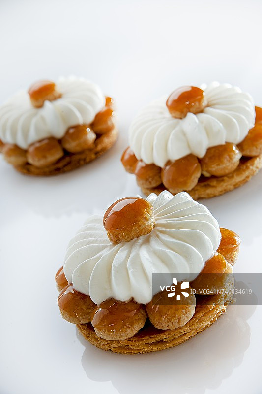 蜂蜜圣奥诺雷蛋糕图片素材