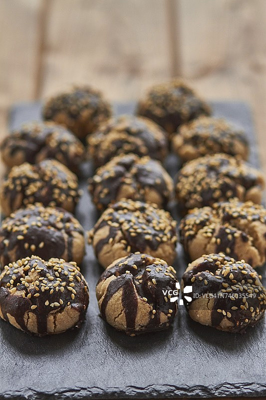 带有巧克力釉和芝麻的西班牙奶油酥饼图片素材