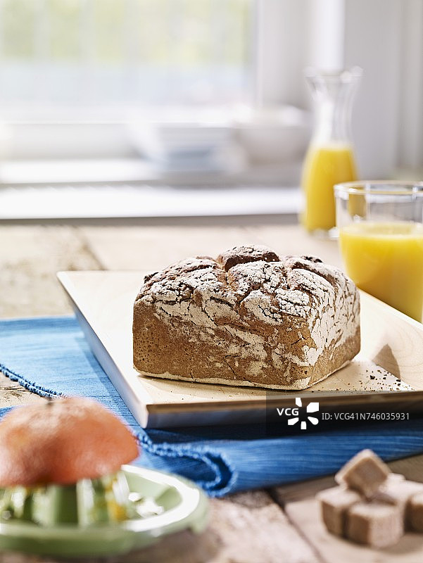 扁平木托盘上的方形黑麦面包图片素材