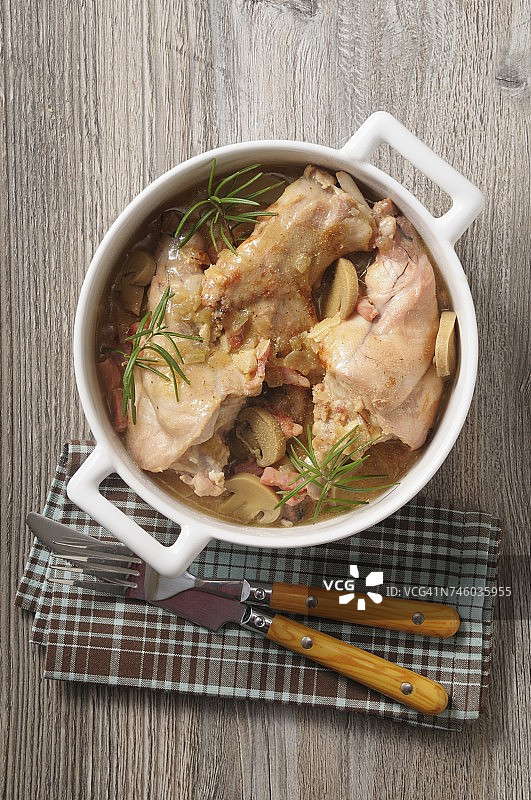 搭配白葡萄酒酱汁和蘑菇的兔子图片素材