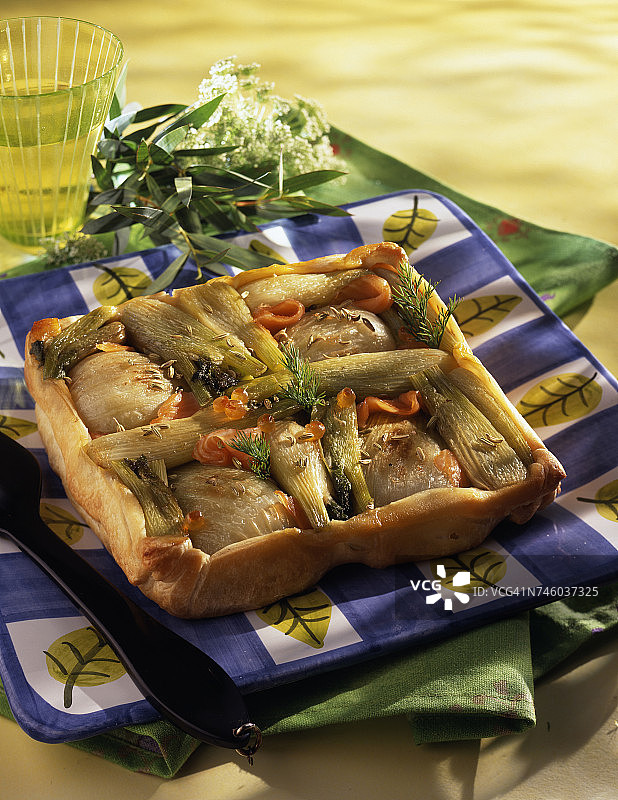 茴香熏鳟鱼倒置馅饼图片素材