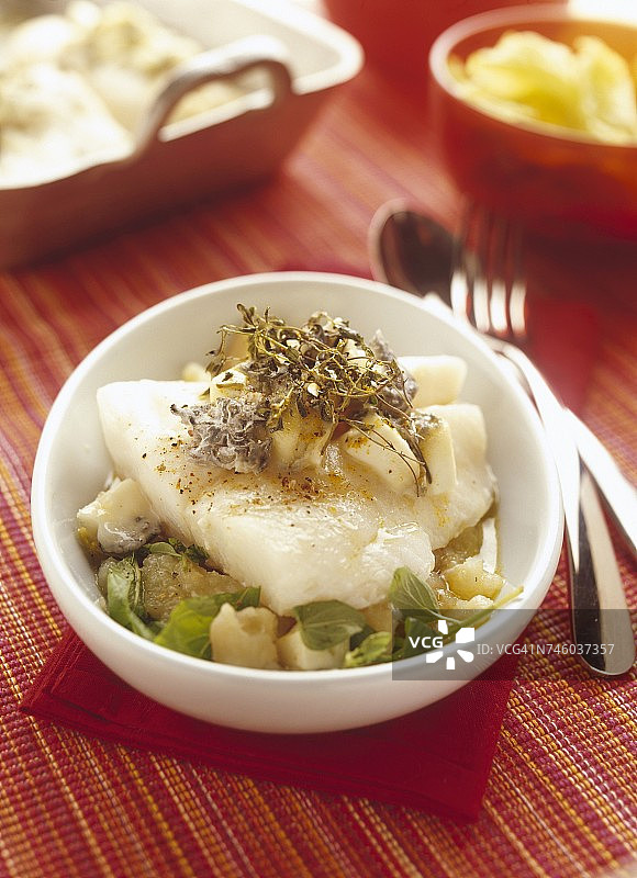 半熟鳕鱼配山羊奶酪土豆柑橘沙拉图片素材