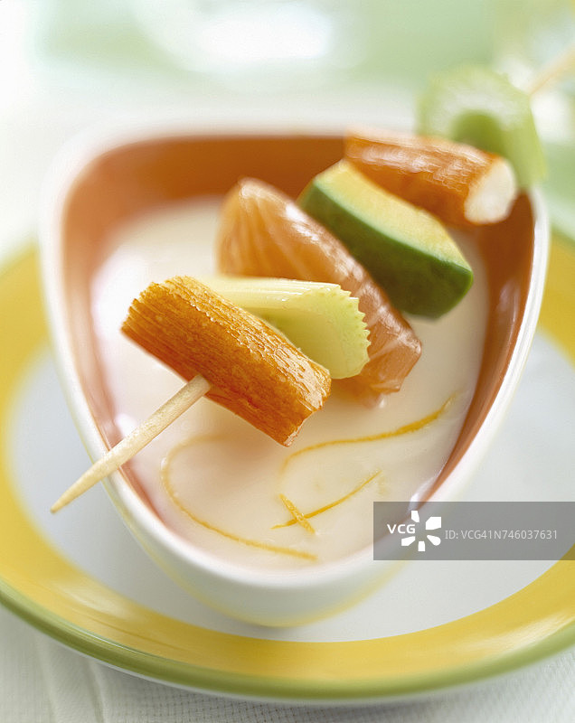 鱼糜、三文鱼、鳄梨和芹菜串图片素材