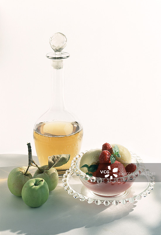 诺曼底冰霜：覆盆子桃子冰糕配胡椒味白葡萄酒图片素材