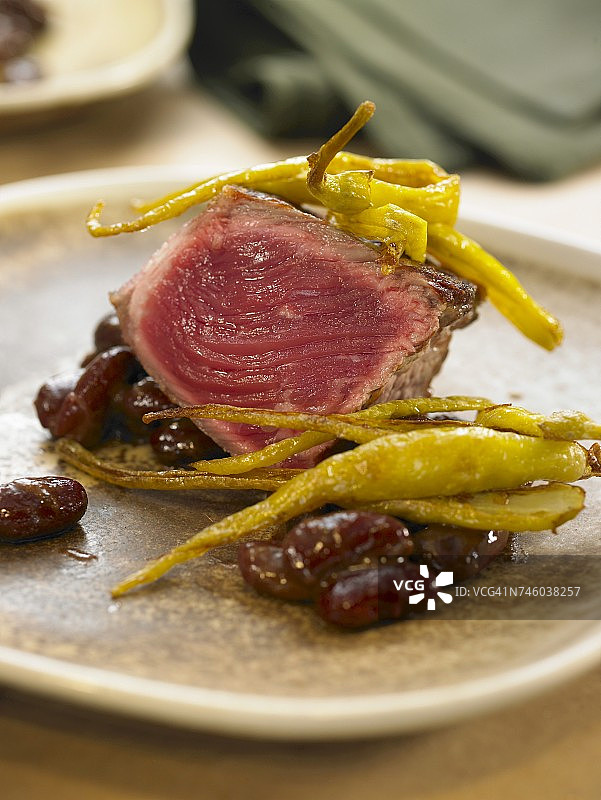 搭配金迪亚辣椒和红腰豆的肋眼牛排图片素材