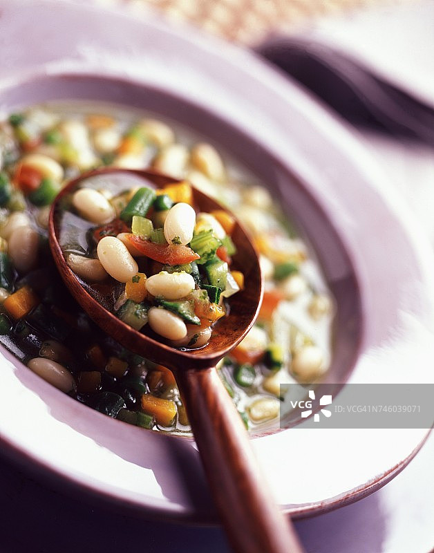 蒜香罗勒蔬菜汤图片素材