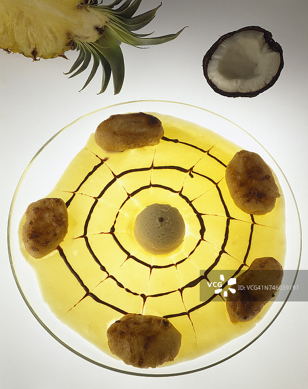 椰子冰糕、菠萝油条和巧克力奶油甜点图片素材