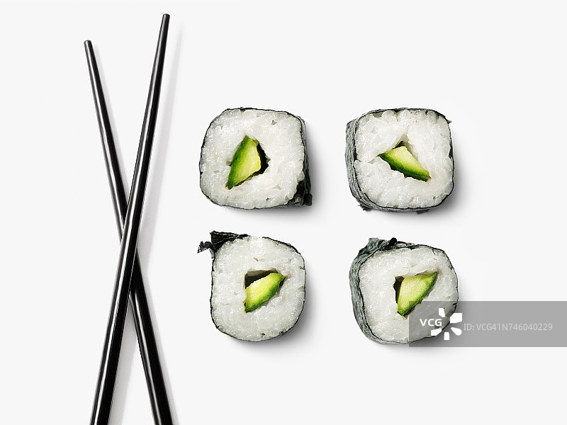 黄瓜寿司卷和筷子图片素材