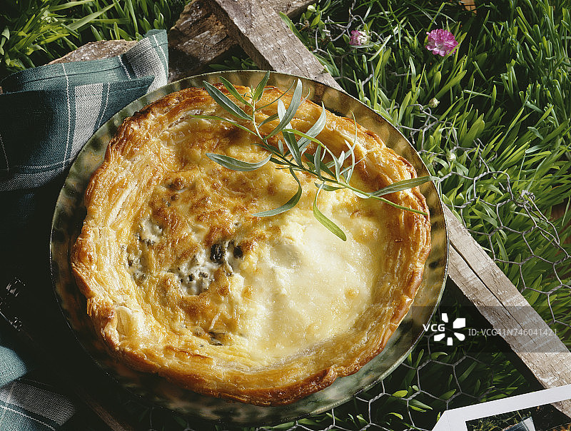 三份奶酪酥皮咸味馅饼图片素材