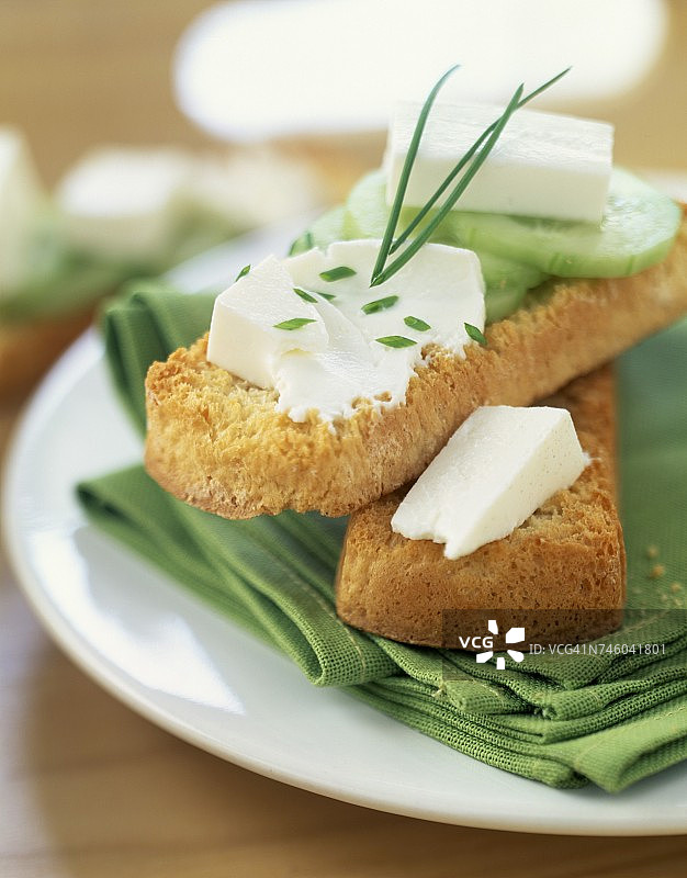 面包上的法式鲜奶酪和黄瓜图片素材
