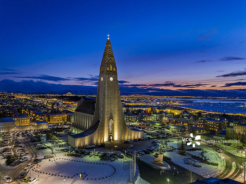 冰岛雷克雅未克哈尔格林姆斯教堂（无人机拍摄）图片素材