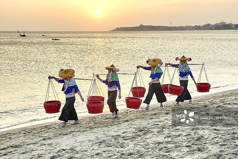 福建大岞沙滩女渔民挑扁担图片素材