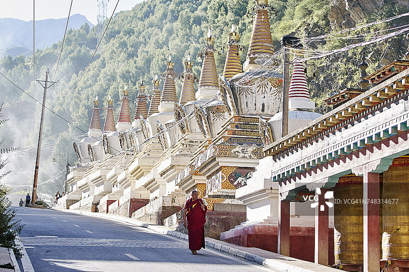 僧侣走过四川德格印经院图片素材