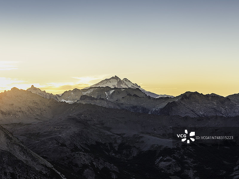 安第斯山脉特罗纳多尔山日落景色，阿根廷内乌肯省纳韦尔瓦皮国家公园图片素材