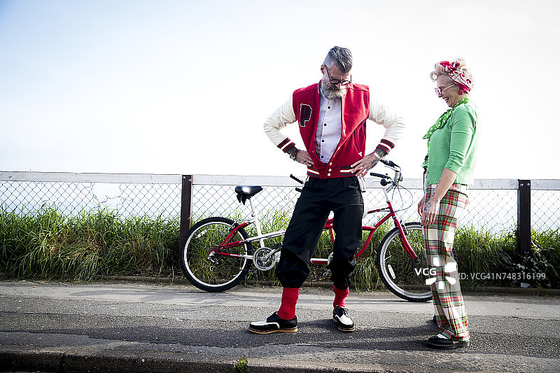 在英国伯恩茅斯，古怪的情侣在双人自行车上观光图片素材