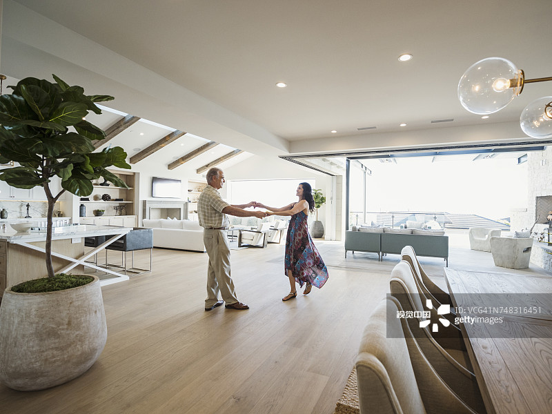 老夫妇在现代住宅中跳舞图片素材