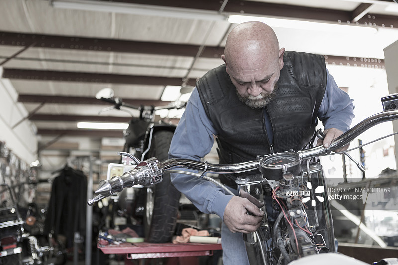 修理摩托车的白人图片素材