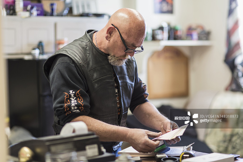 白人男子在写字板上阅读文件图片素材