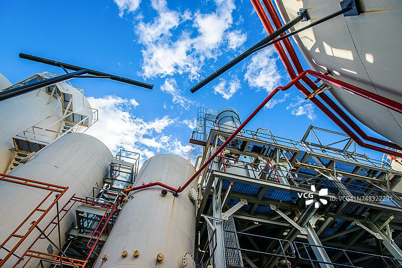 生物燃料工厂的储罐和工业管道仰视图片素材