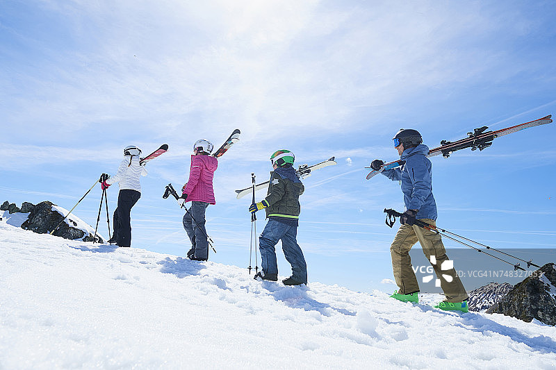 在奥地利蒂罗尔州 Hintertux 滑雪度假的一家人图片素材