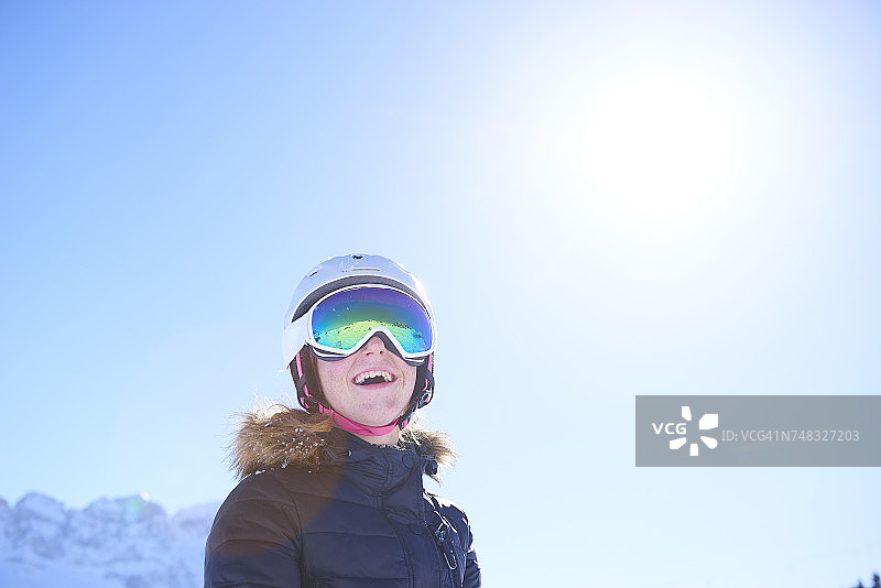 女孩在奥地利蒂罗尔州 Hintertux 滑雪胜地玩得很开心图片素材