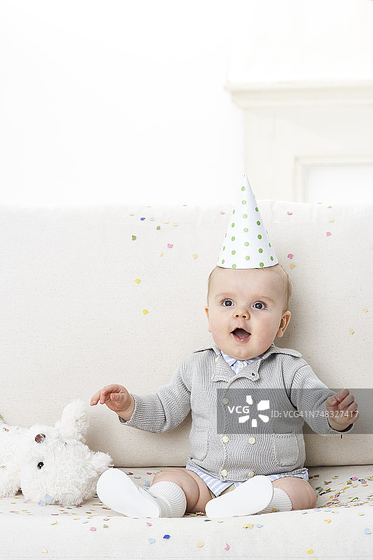 戴着纸帽的惊讶男婴肖像图片素材