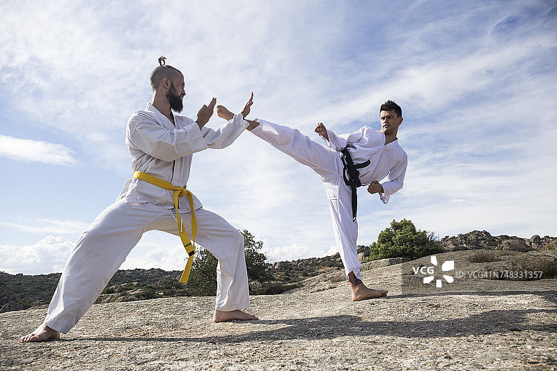 男人在武术格斗中高踢图片素材