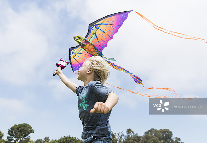 男孩放风筝图片素材
