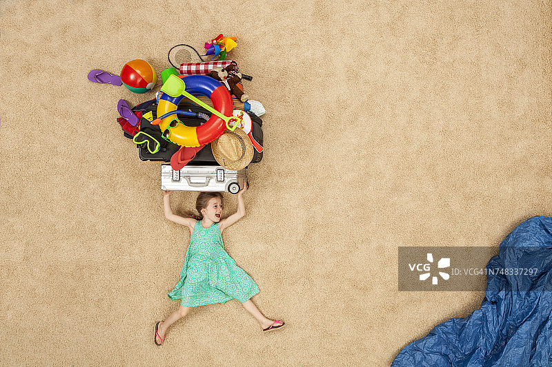 奔向大海，头顶着沙滩用具的女孩图片素材