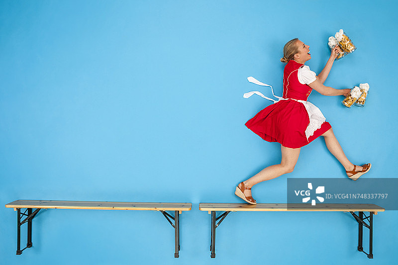 在啤酒节上供应啤酒的女服务员图片素材