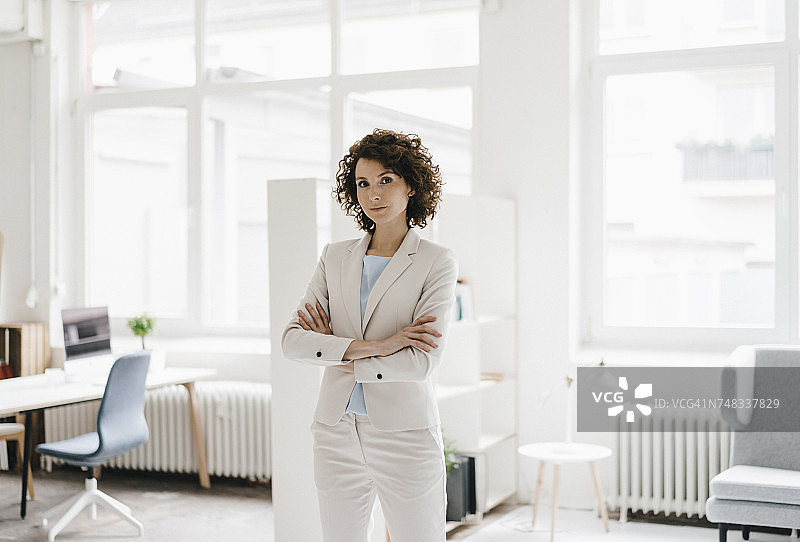 在办公室里表情坚定的女商人图片素材