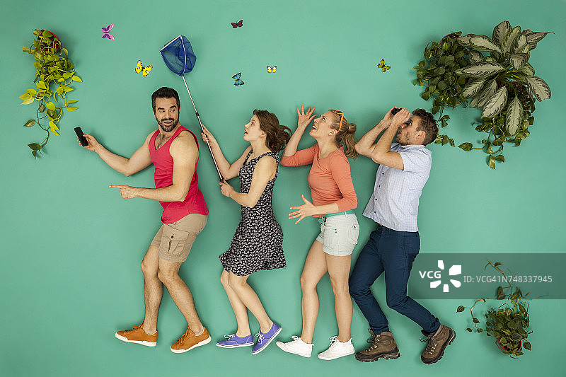 男人带领旅游团穿过丛林图片素材