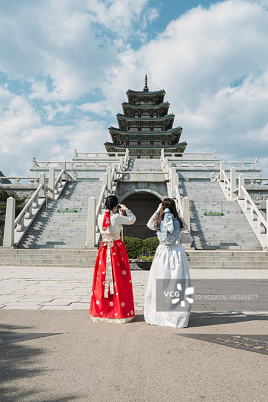 韩国首尔：穿韩服的女子在景福宫内拍摄韩国国立民俗博物馆图片素材