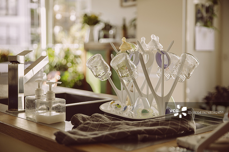 家中厨房里消毒过的婴儿奶瓶合集图片素材