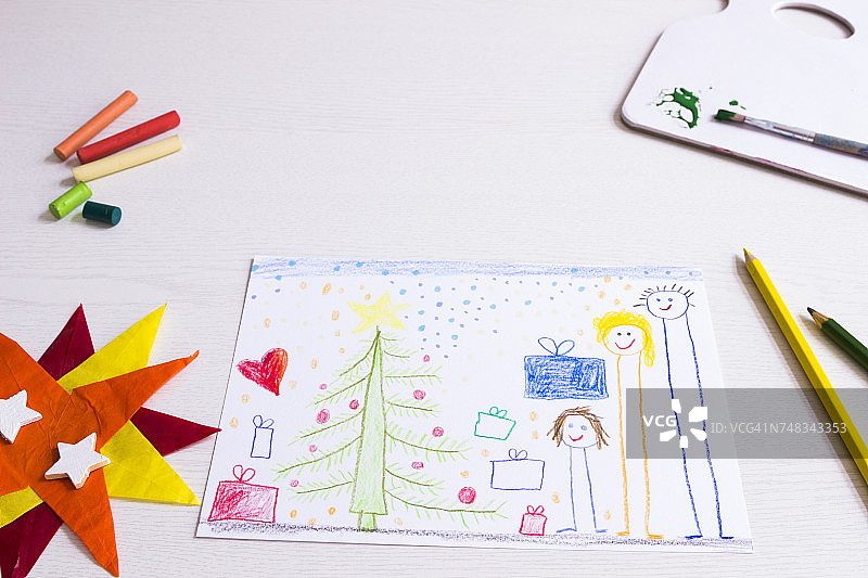 圣诞节快乐家庭的儿童画图片素材