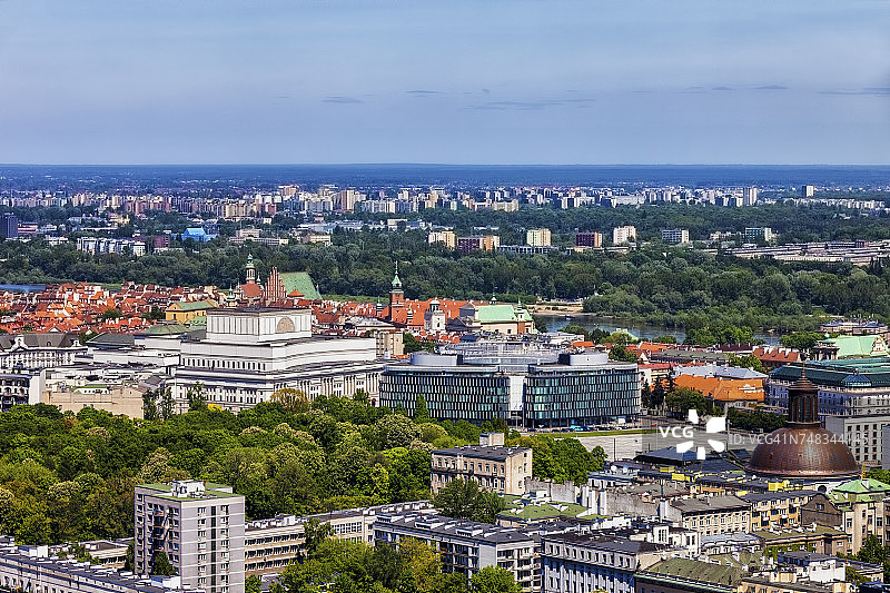 波兰华沙城市景观：眺望萨克逊花园、国家剧院和老城区图片素材