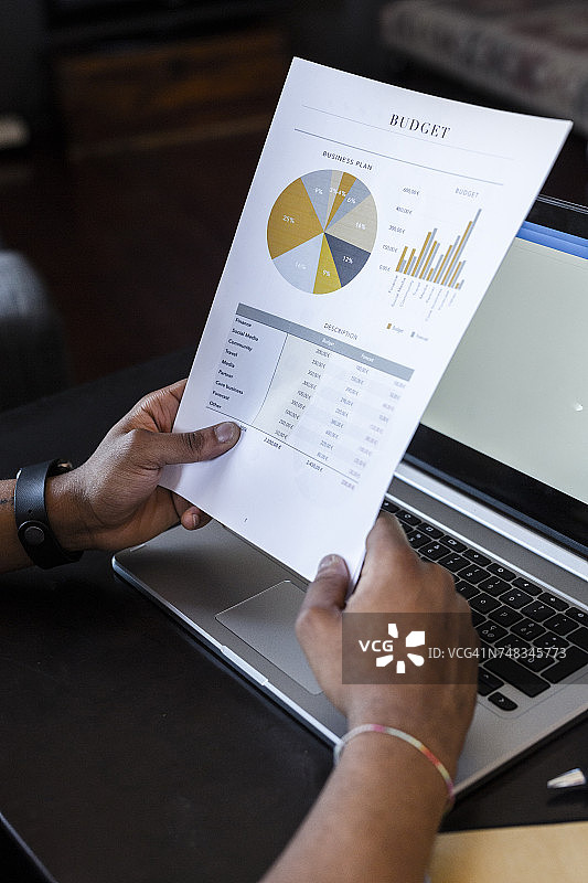 男人在纸上分析预算图片素材