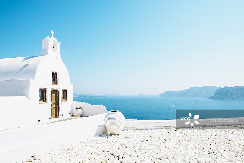 希腊圣托里尼岛伊亚海边的拜占庭东正教教堂图片素材
