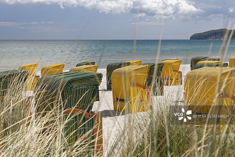 德国梅克伦堡-前波美拉尼亚州宾茨海滨度假胜地，带遮篷的沙滩椅图片素材