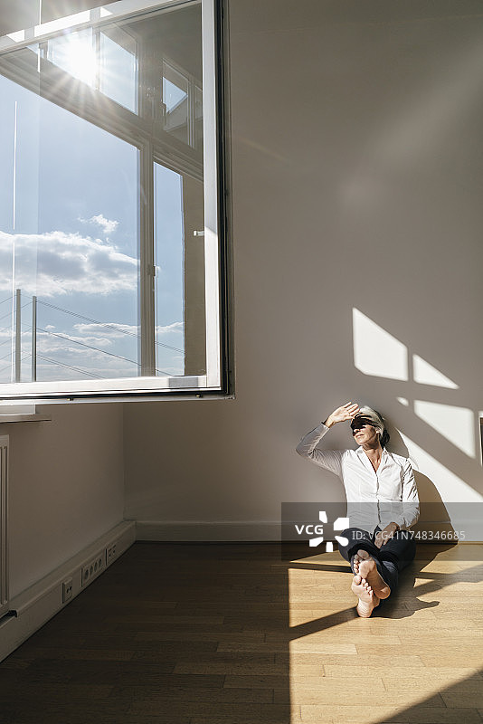 坐在办公室地板上的女商人图片素材