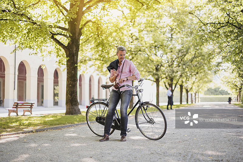 在公园休息的骑自行车男人图片素材
