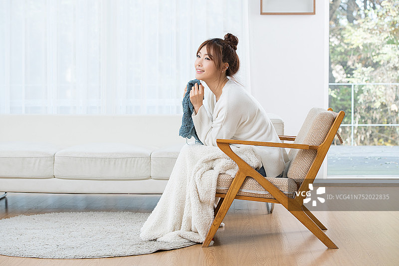 女人在椅子上编织图片素材