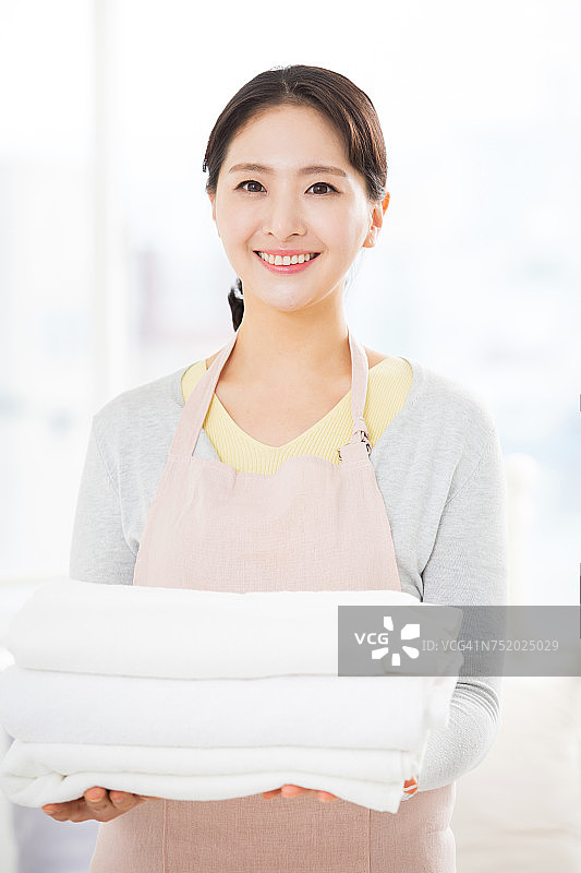 手持干净毛巾的家庭主妇图片素材
