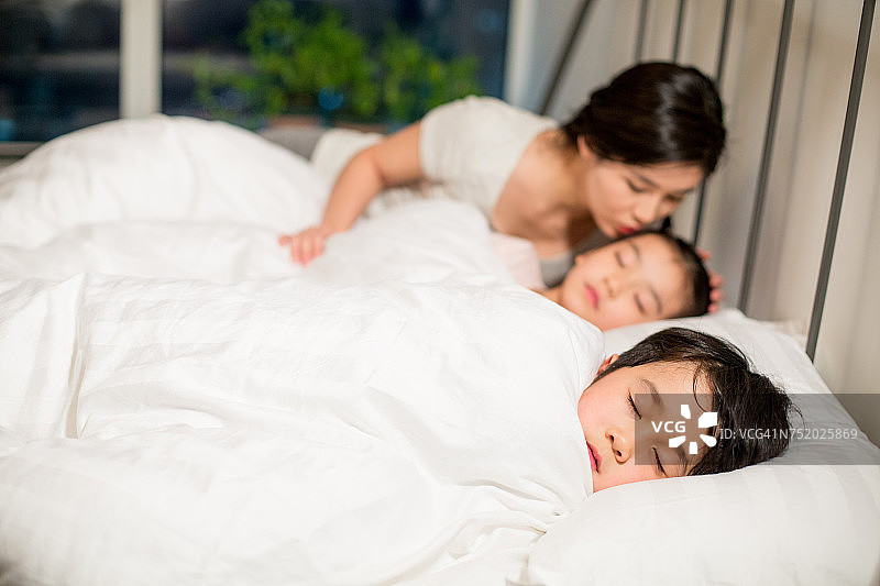 母亲哄孩子睡觉图片素材