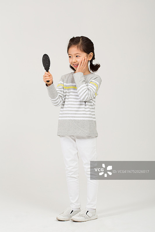 照镜子的女孩图片素材