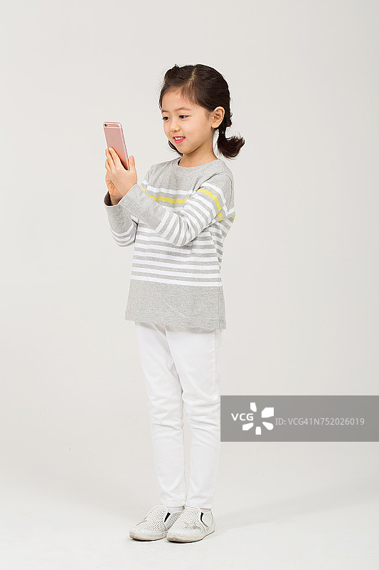 使用智能手机的女孩图片素材