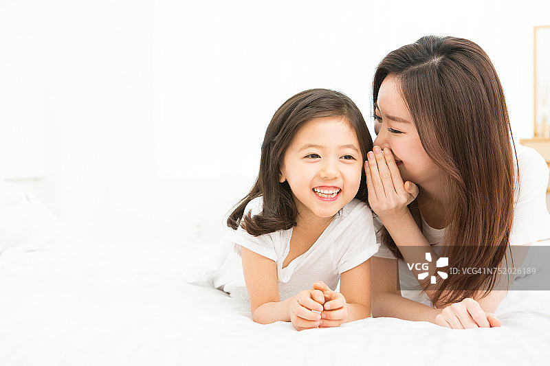 母女窃窃私语图片素材