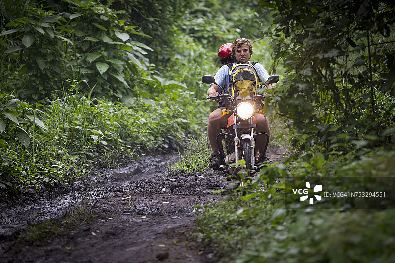 游客骑摩托车旅行，卡森达湖，乌干达火山口湖区图片素材